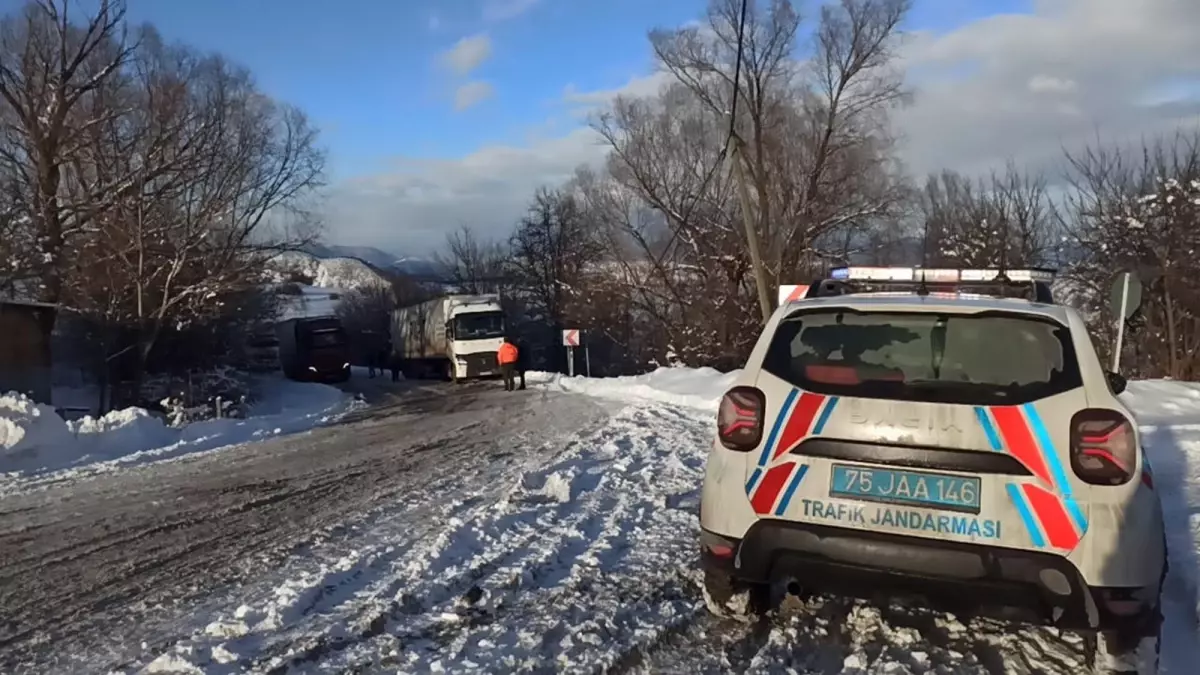 Posof'ta Kaygan Yolda TIR Kayması Yol Kapatılmasına Neden Oldu