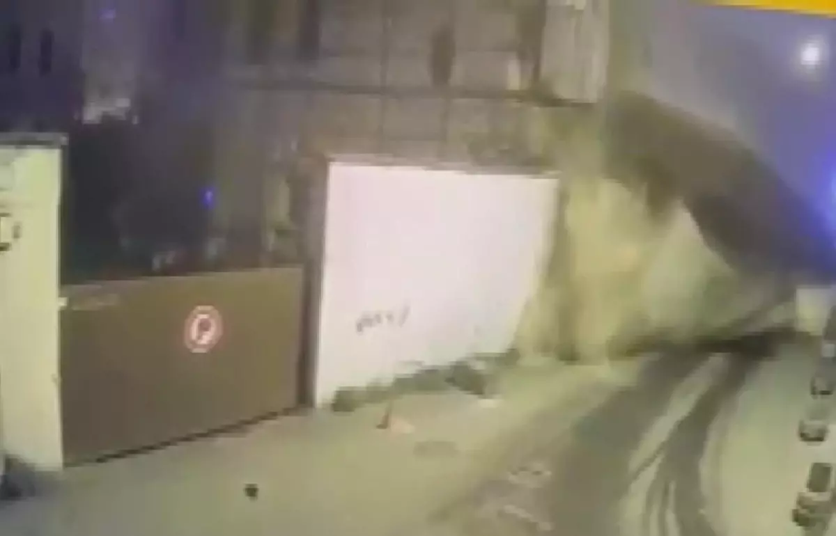 Beyoğlu'nda Terk Edilen Bina Duvarı Aniden Çöktü