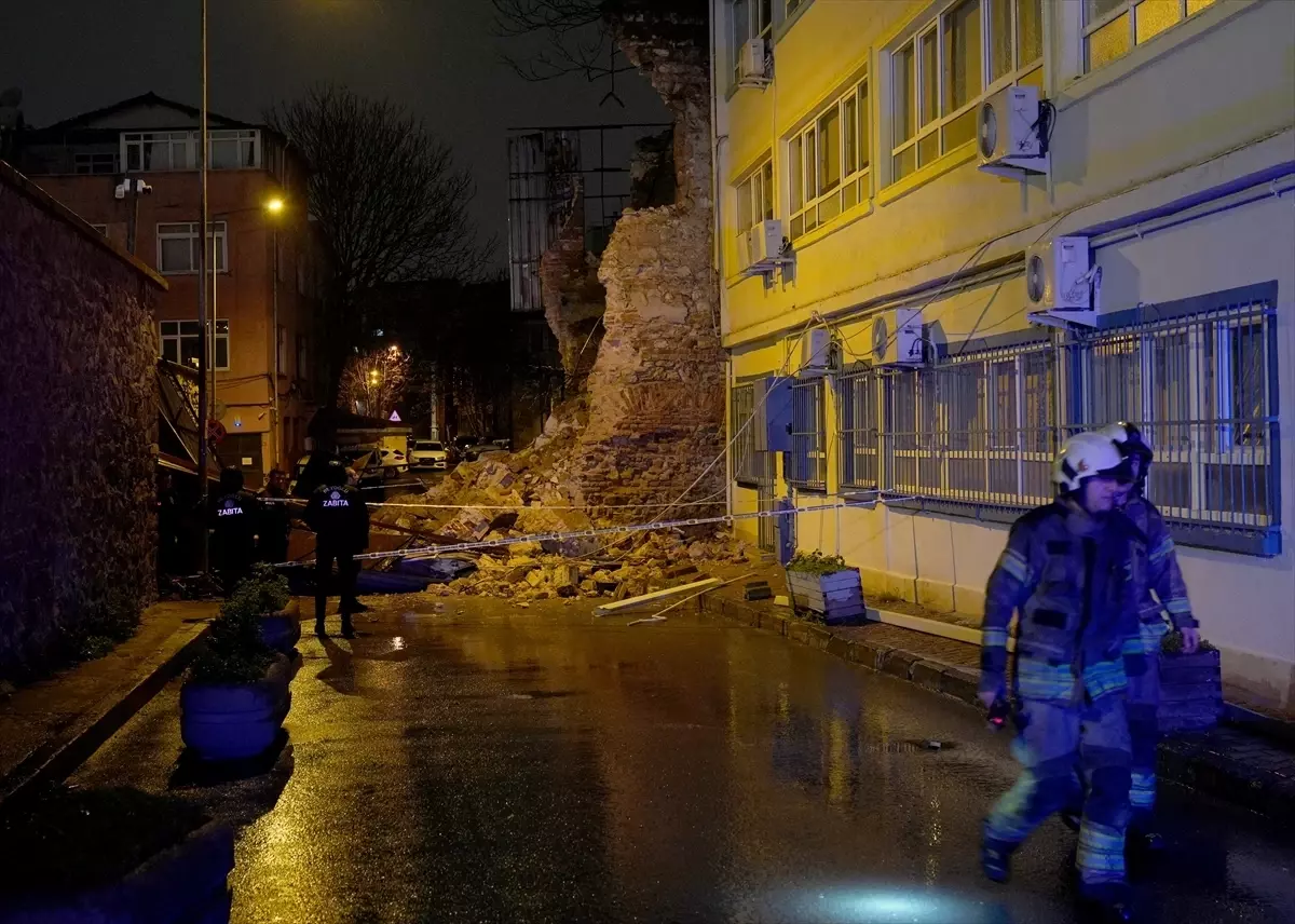 Beyoğlu'nda Tarihi Binanın Duvarı Çökerek Yıkıldı