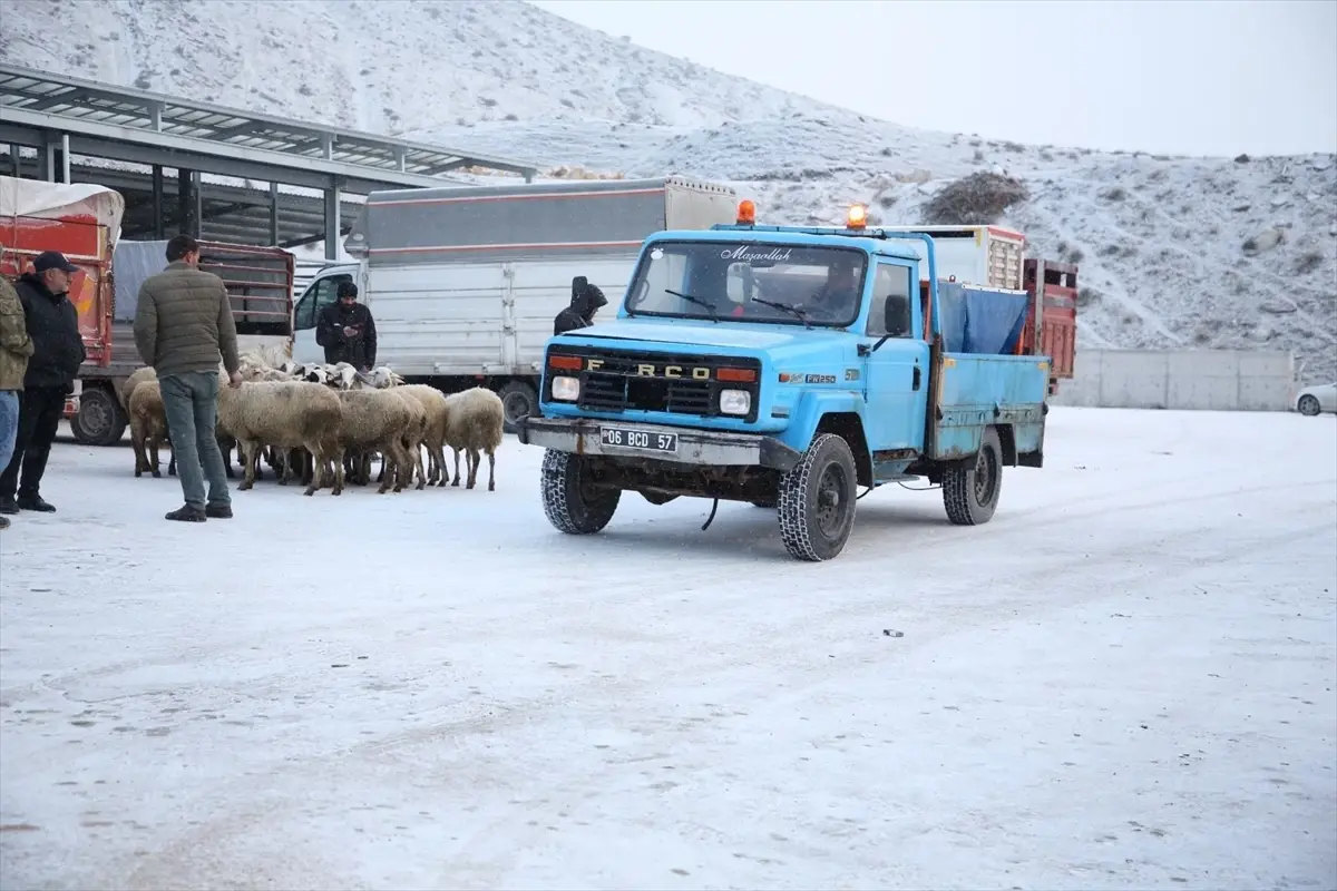 Beypazarı'nda Karla Mücadele Hız Kesmeden Sürüyor