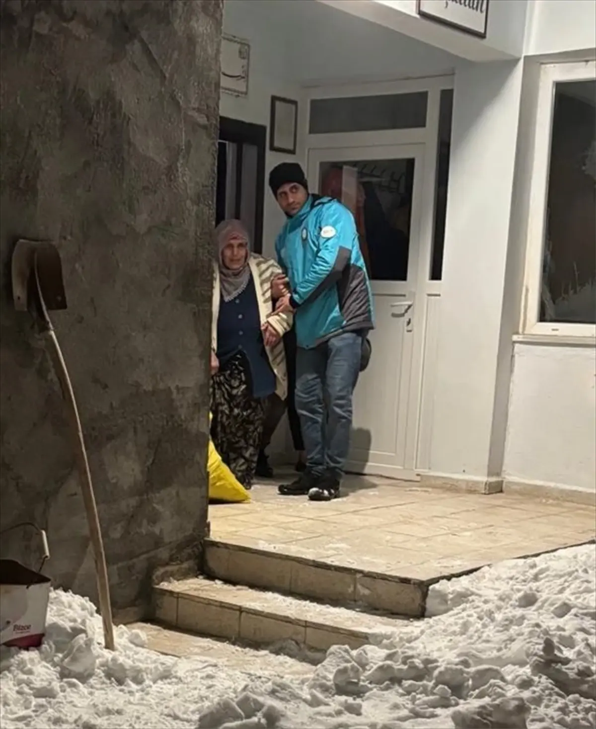 Bingöl'de Kar Fırtınası Sırasında UMKE Ekipleri Hasta Kadını Hastaneye Kavuşturdu