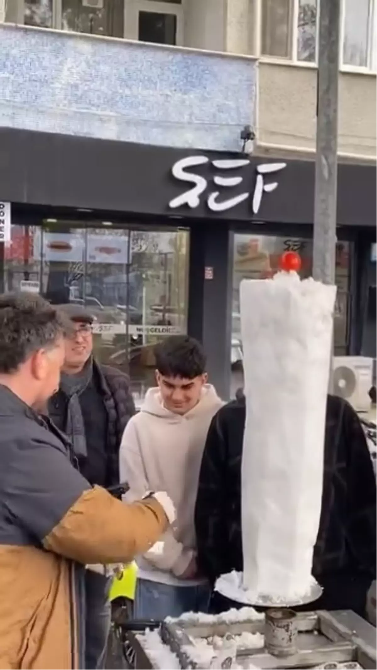 İnegöl'ün Soğuk Sokaklarında Kardan Döner Sürprizi
