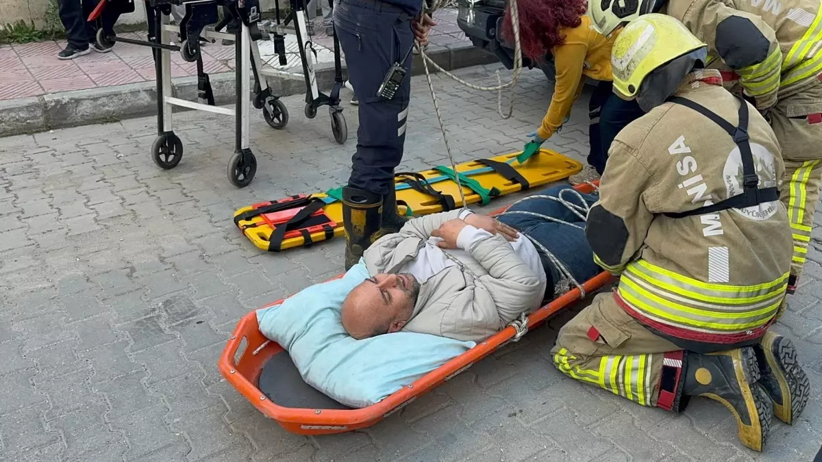 Yunusemre'de Asansör Kazası: Güvercin Bakımından Düşen Yener Civan Hastaneye Kaldırıldı
