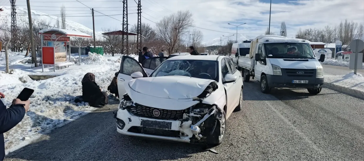Doğanşehir'de iki araç çarpıştı, 3 kişi hastaneye kaldırıldı