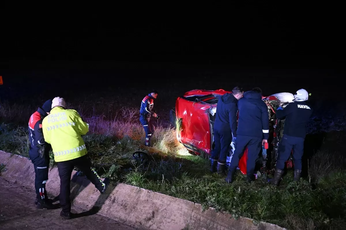 Edirne'de Kara Yolda Otomobil Devrildi: 2 Kişi Yaralandı
