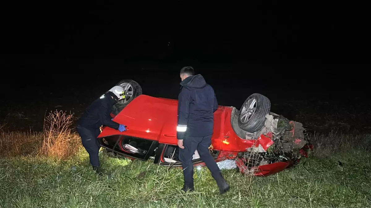 Edirne'de Kontrolden Çıkan Otomobil Tarla Üzerinde Takla Attı, 2 Kişi Yaralandı