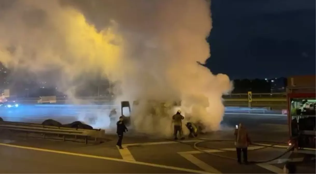 Esenyurt TEM Otoyolu'nda Panelvanda Çıkan Yangın Kontrol Altına Alındı