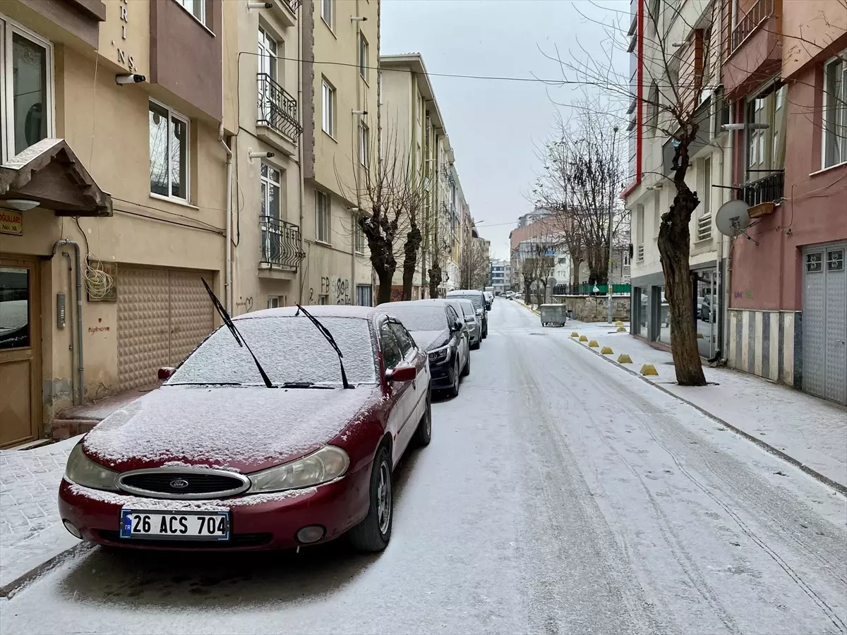 Eskişehir’de Kar Yağışı Yoğun Etkisini Gösterdi: Sürücülere Uyarı Yapıldı