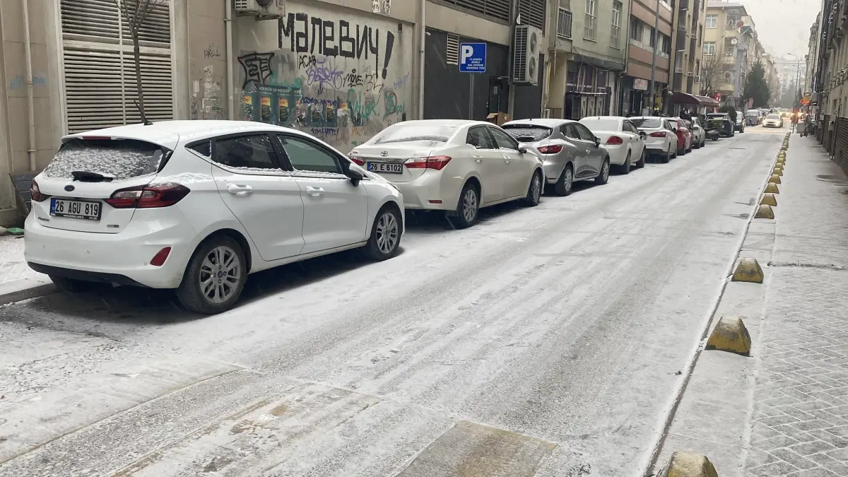 Eskişehir’de Şiddetli Kar Yağışı Şehri Beyazlatıyor