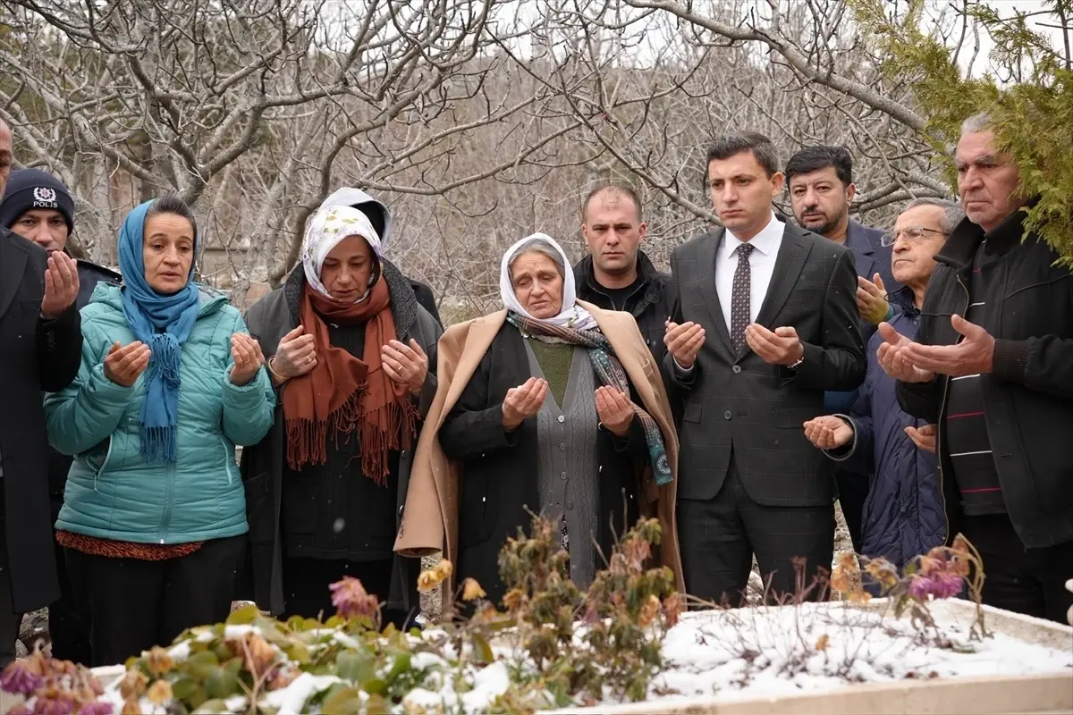 Güdül Kaymakamı Naim Akar, Şehit Polis Mustafa Altındal’ın Ailesi ve Mezarıyla Buluştu