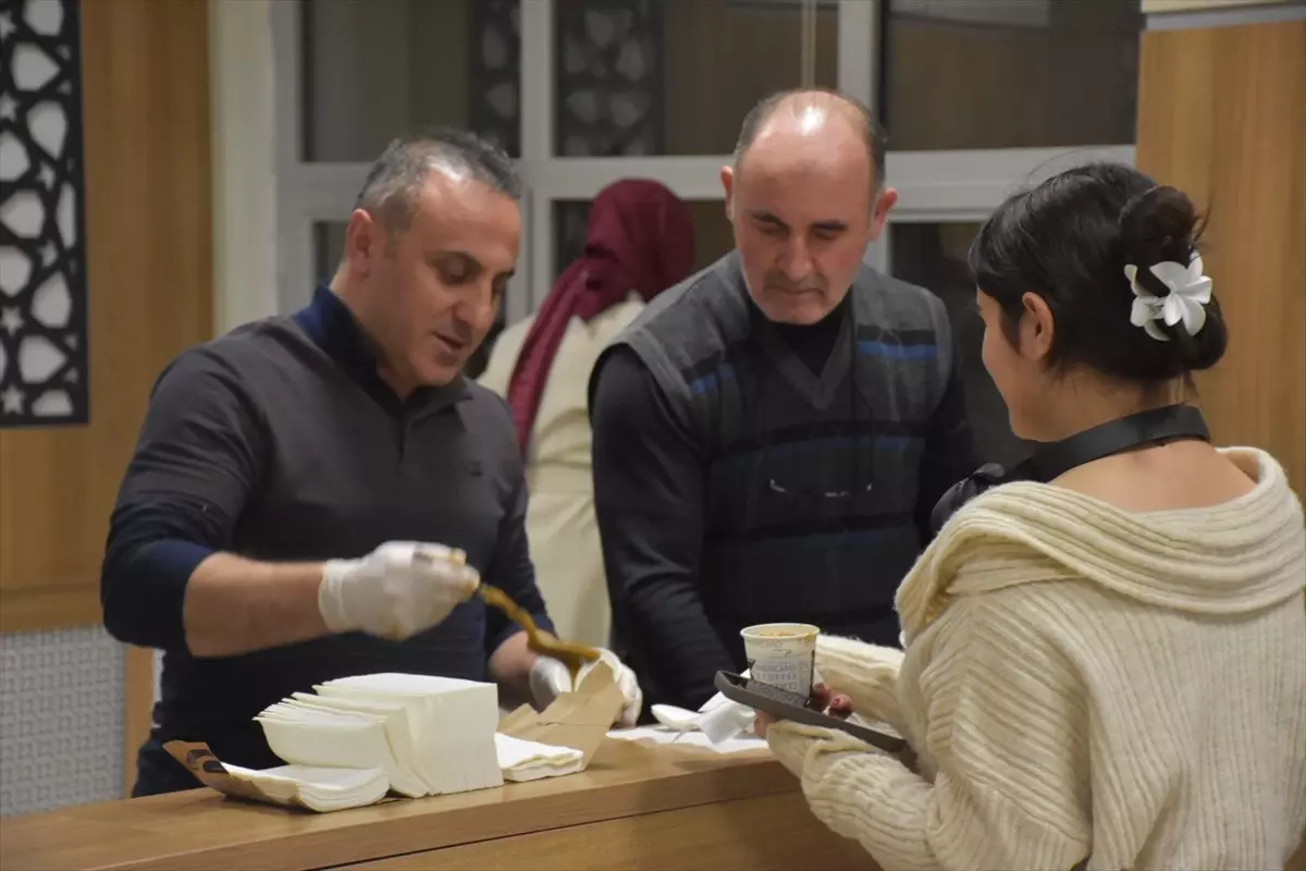 Gümüşhane Üniversitesi'nde Kış Günlerinde Öğrencilere Enerji Kaynağı Olarak Herle İkramı