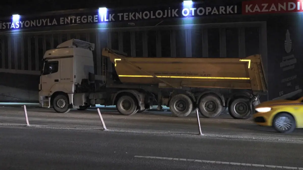 Kadıköy D-100'de Zincirleme Trafik Kazası: 1 Ağır Yaralı