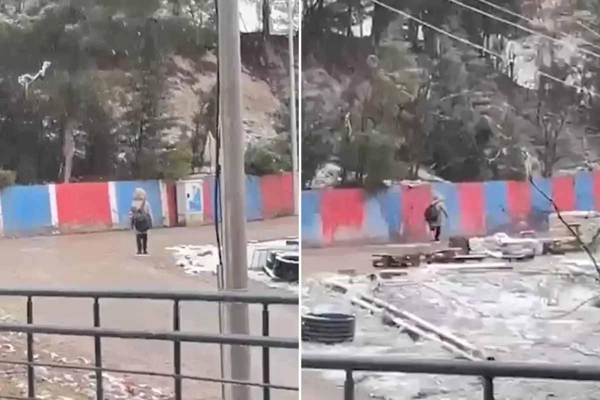 Kar yağışı altında İstiklal Marşı'na saygı gösteren öğrenci, sosyal medyada büyük ilgi topladı