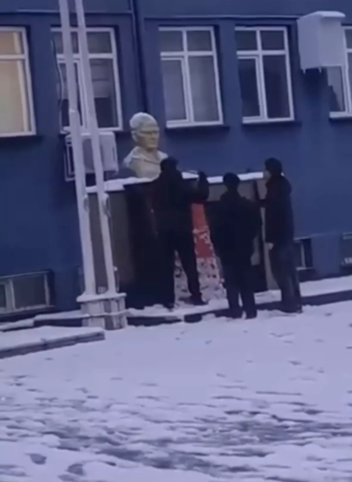 Bursa'da Lise Öğrencileri Atatürk Büstünü Karla Kaplı Halinden Temizledi