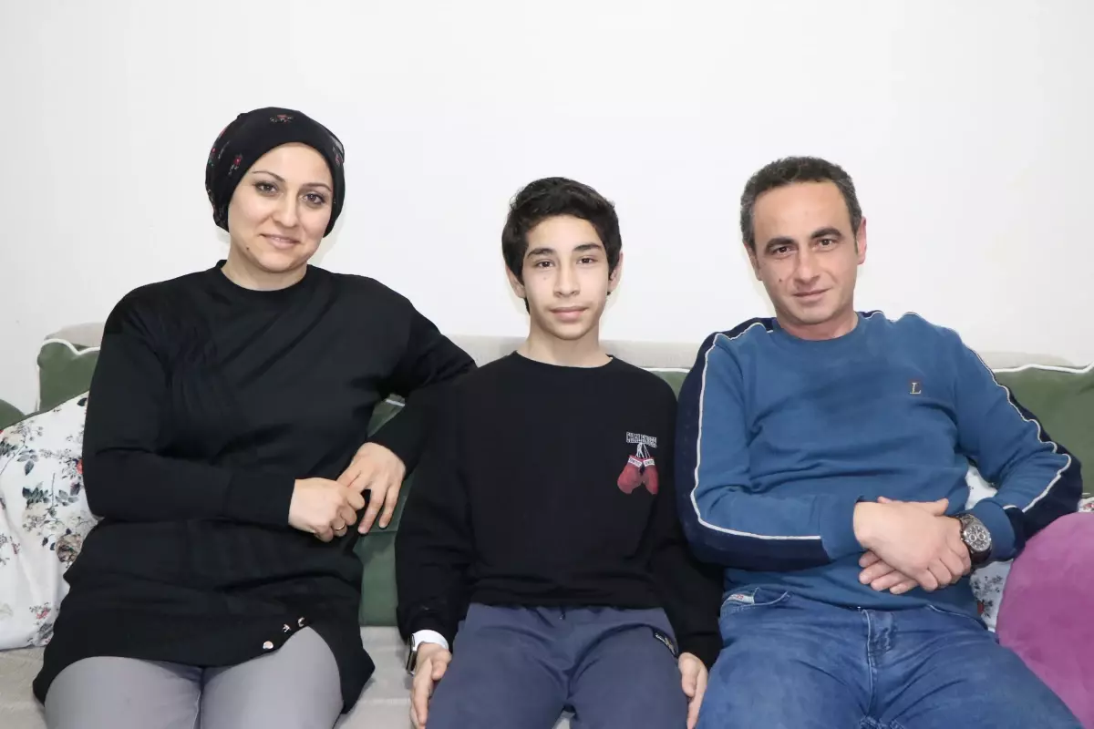 Samsun’da Kadir Emin Gürsoy, Karla Kaplanan Trafik Levhalarını Temizleyerek Şehrin Trafiğine Destek Oldu