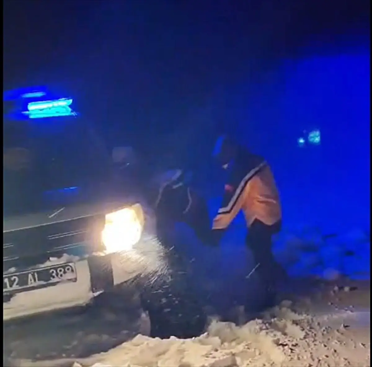 Karlıova’da Karla Kilitlenen Ambulans, Özel Ekiplerin Çabasıyla Kurtarıldı