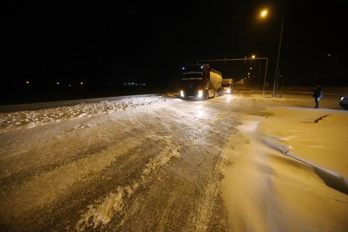 Kars'ta Şiddetli Kar Yağışı Ulaşımı ve Günlük Hayatı Etkiliyor