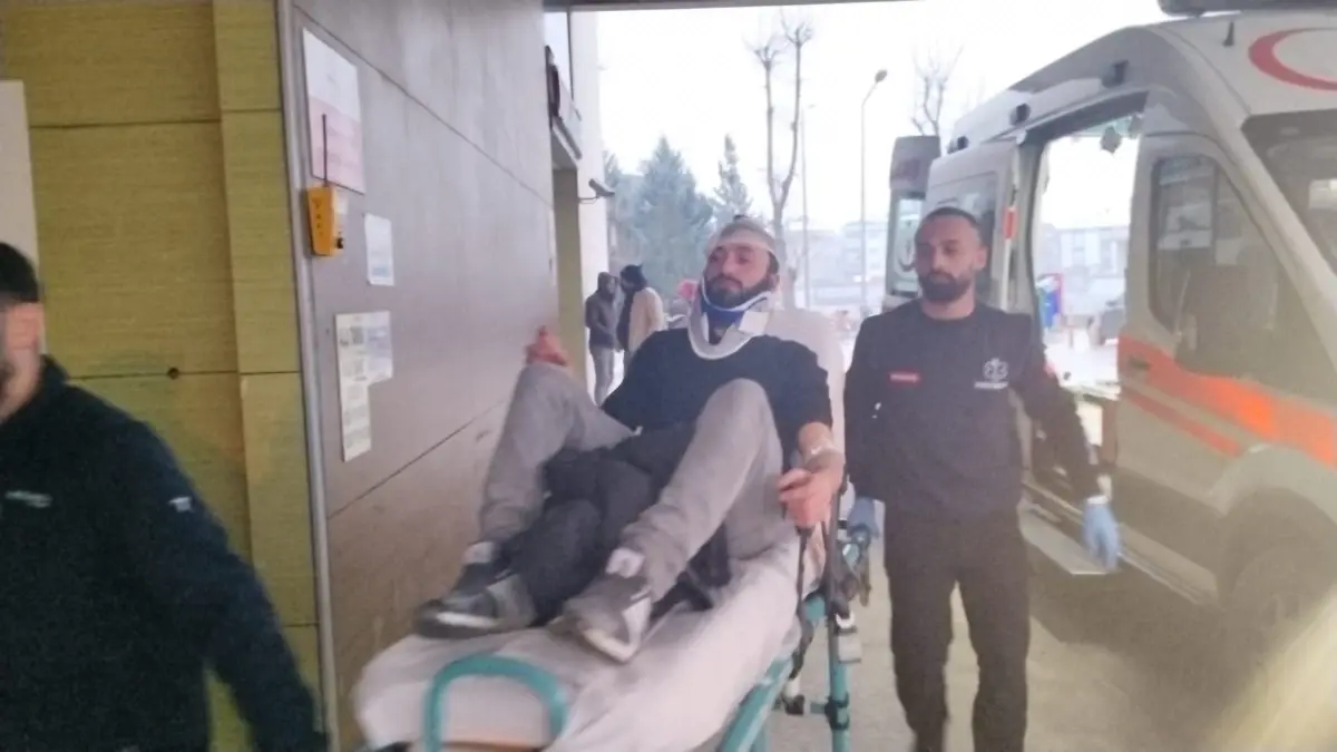 İnegöl'de Kontrolden Çıkan Araç Ağaca Çarptı: 2 Yaralı