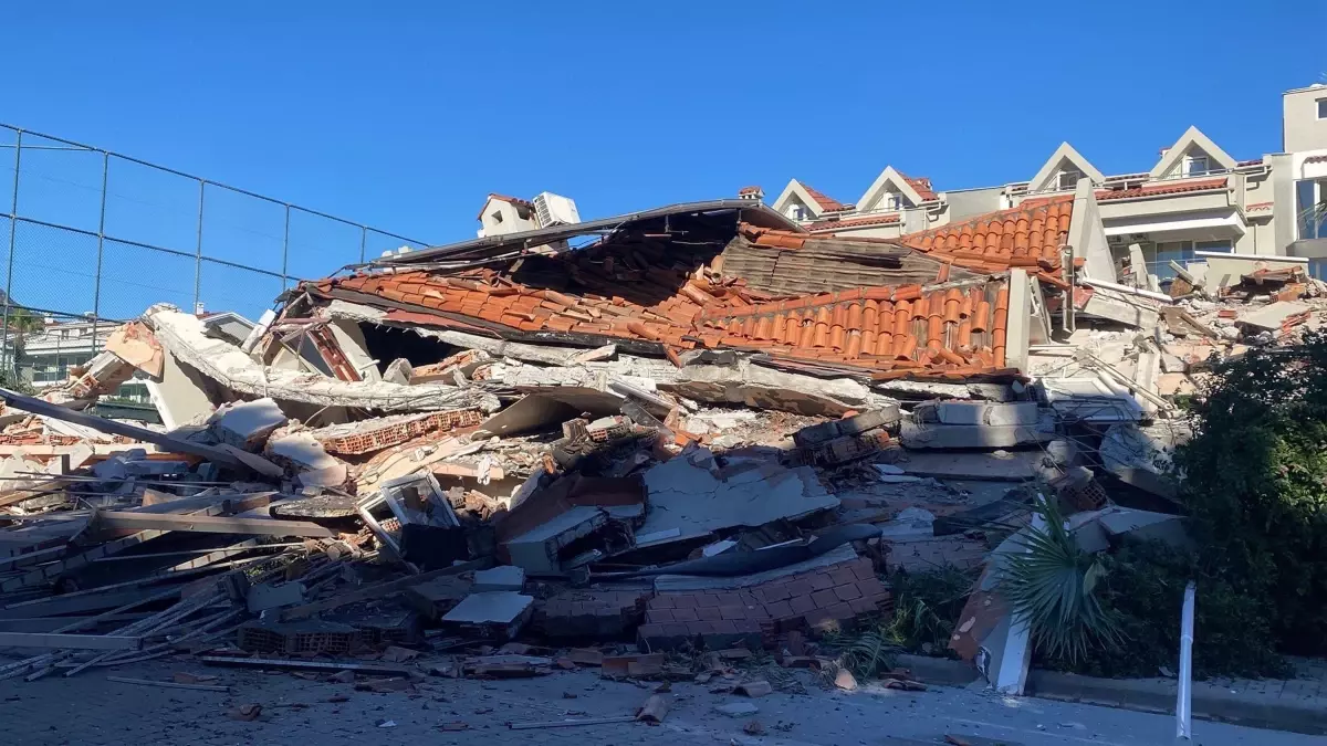 Marmaris'te 5 Katlı Apart Otelde Ani Çöküş: Güvenlik Ekipleri Olay Yerinde