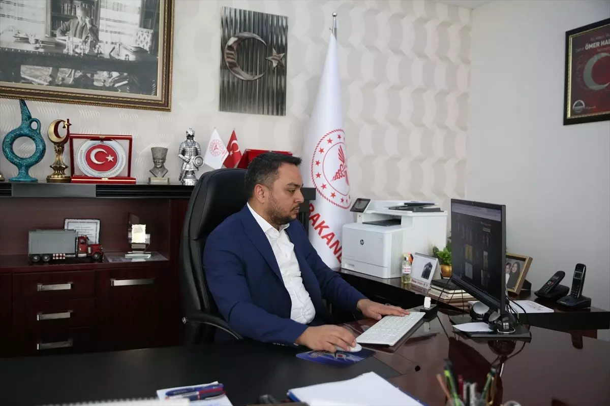 Niğde Sağlık Müdürü Doğan Bahadır İnan, AA’nın Yılın Kareleri Oylamasında Oy Kullanıyor