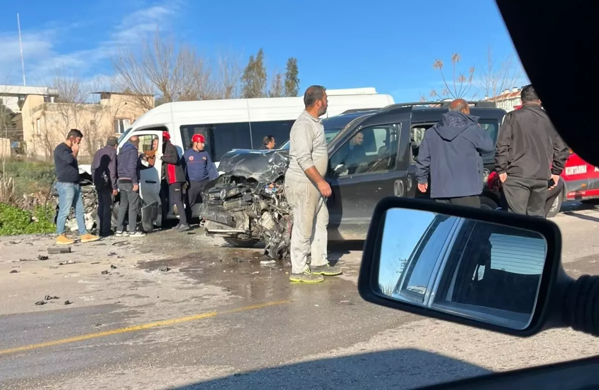 Osmaniye'de Minibüs ve Ticari Araç Çarpıştı: 7 Kişi Yaralı