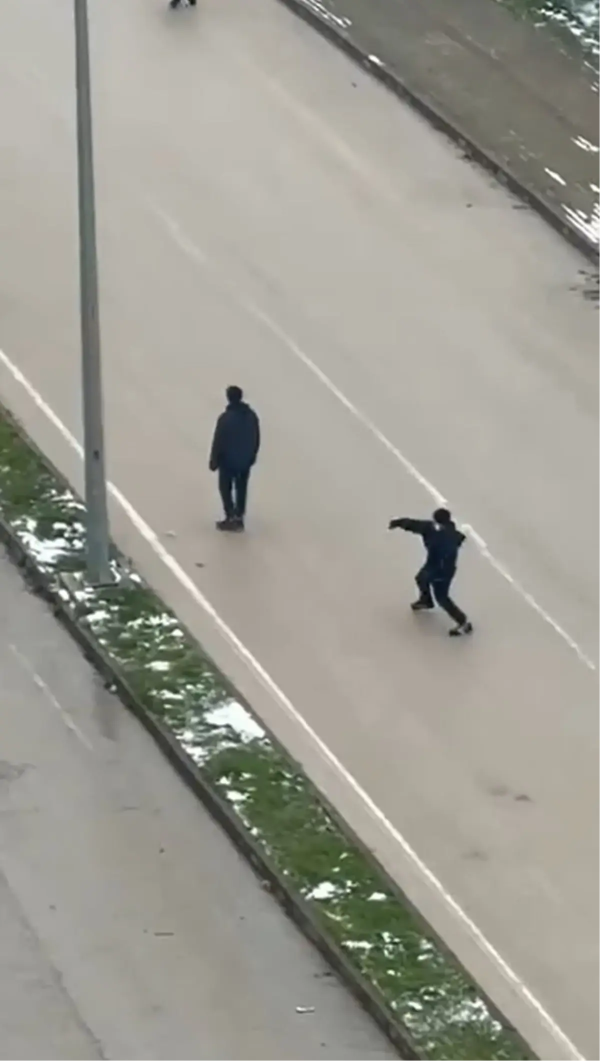 İnegöl'de Kar Topu Olayı: Otobüs Şoförünün Çocuklara Sopa Saldırısı