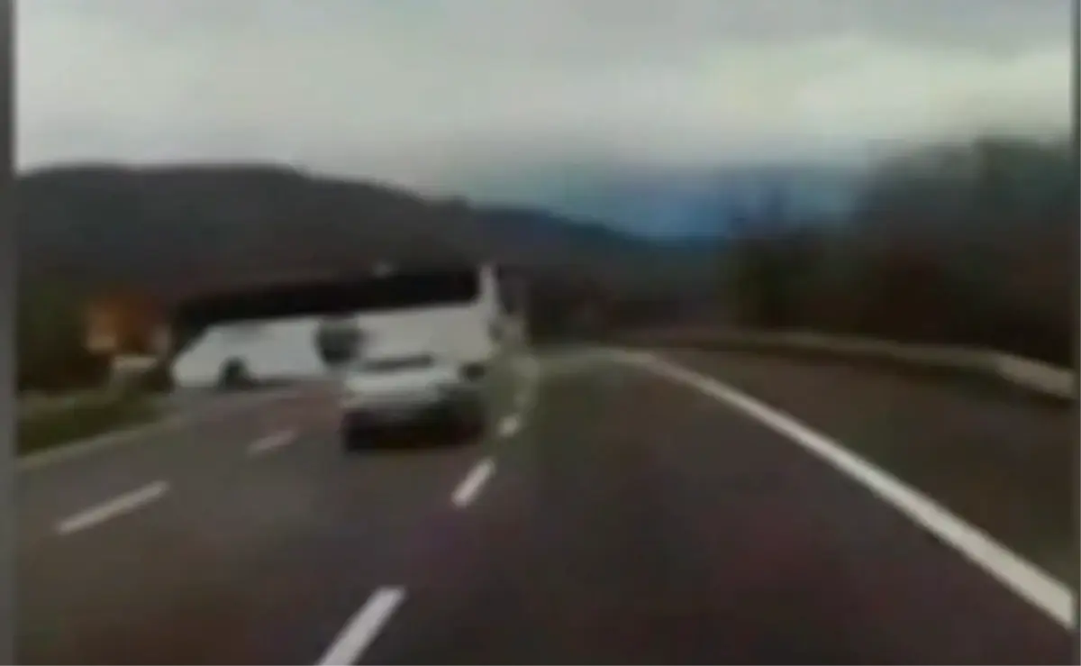 Düzce'de Otobüsün Yasak Bölgeye U Dönüşü Trafik Güvenliğini Tehdit Etti