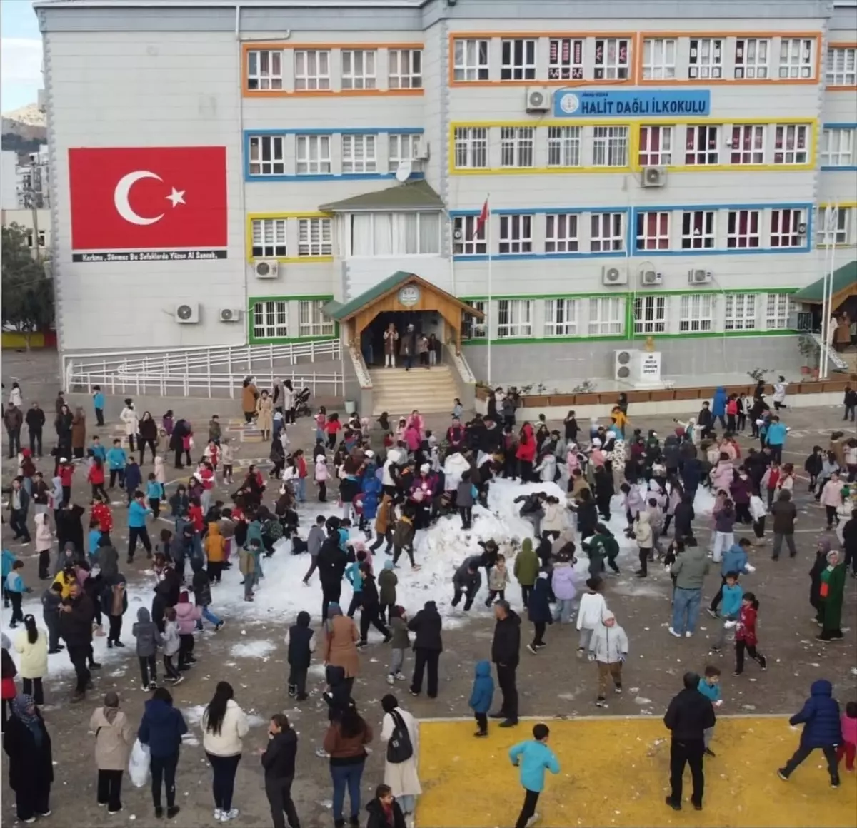 Saimbeyli Belediyesi'nden Öğrencilere Sıcak Kar ve Lezzetli Sucuk Ekmek Sürprizi