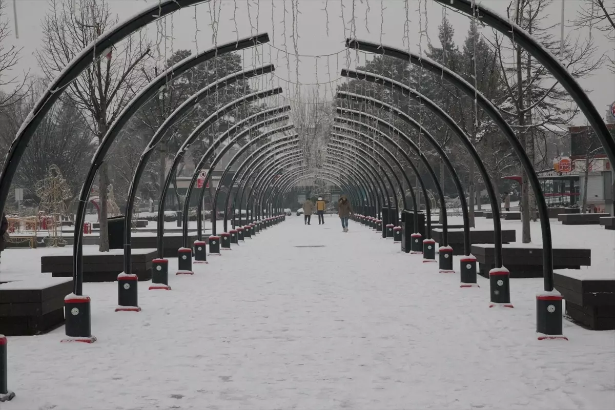Kuzeybatı Türkiye'de Şiddetli Kar Yağışı Ulaşım ve Hayatı Etkiliyor