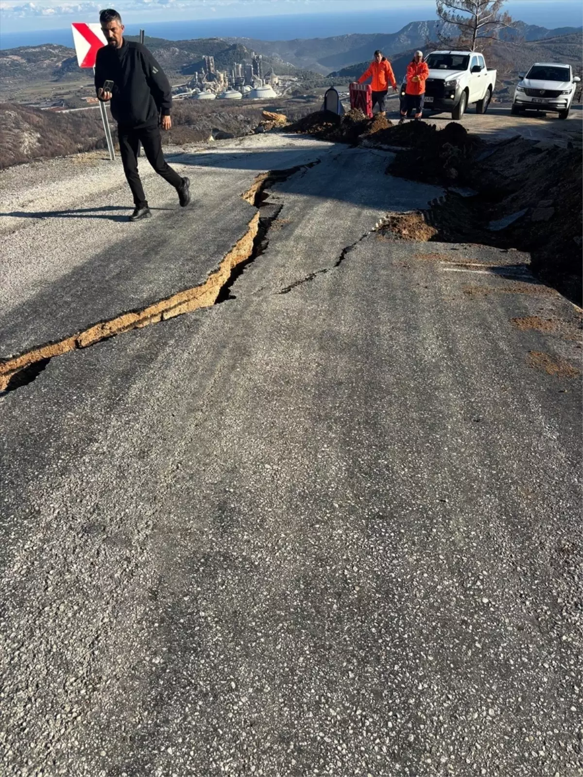 Silifke'de Heyelan Nedeniyle İki Mahalleyi Bağlayan Yol Trafiğe Kapatıldı