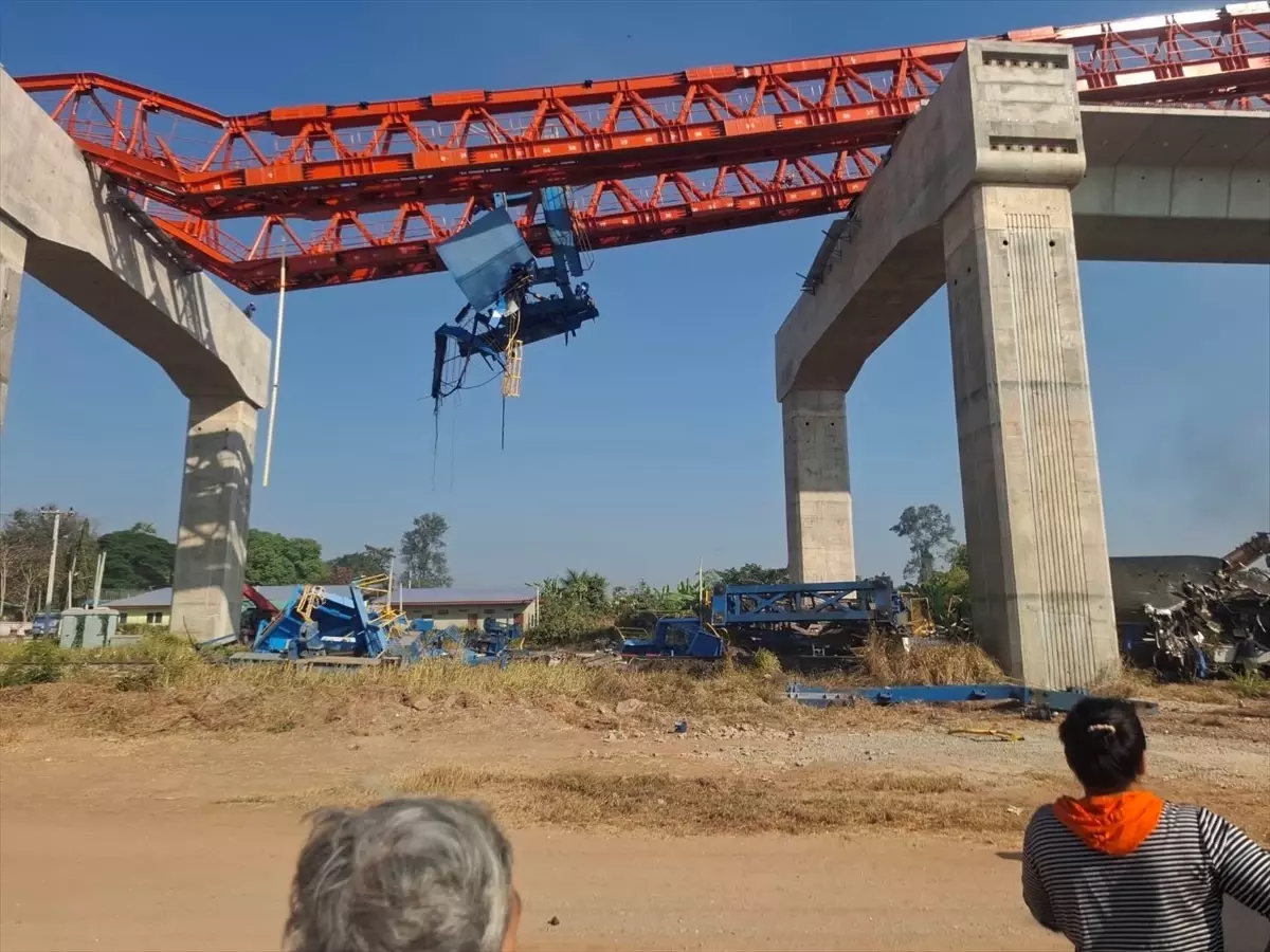Tayland’da İnşaat Vinci Üzerine Çöken Tren 32 Hayatı Göçürdü, 64 Yaralı