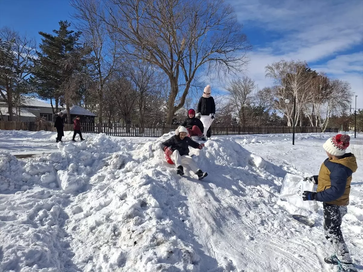 Ulaş'ta Kar Yağışı Sonrası Kış Coşkusu: Çocuklar Kayak Yapıyor