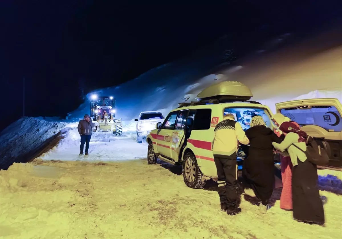 Van’da Karla Kapalı Yolda Hamile Kadın Hastaneye Ulaştırıldı