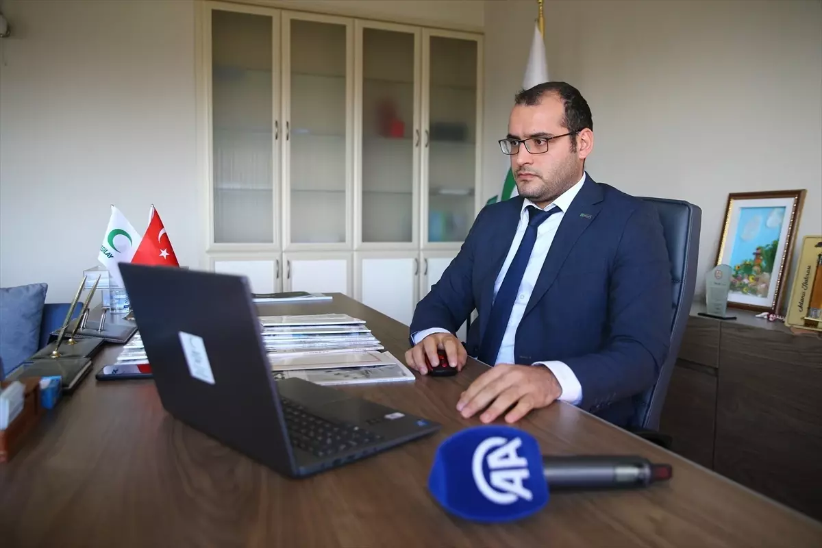 Yeşilay Adana Şube Başkanı Yıldırım, Yılın Kareleri Oylamasını İnceledi