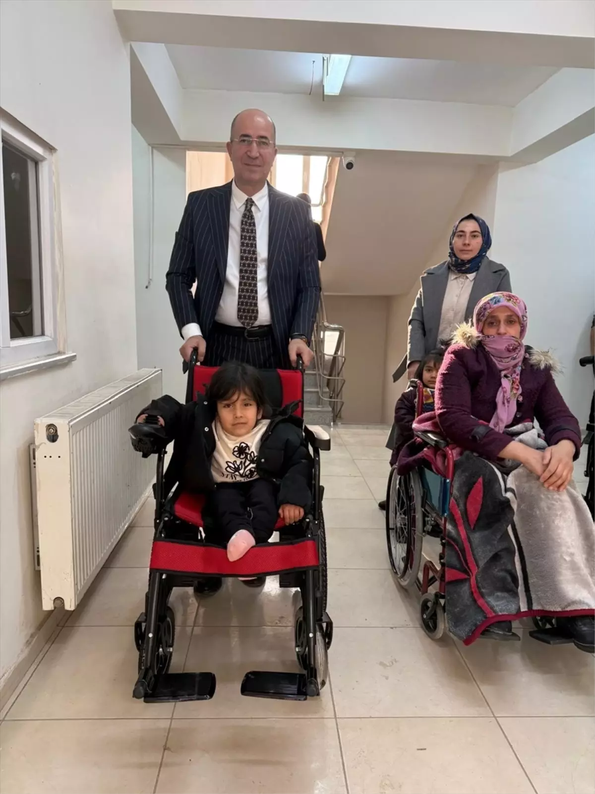 Esendere Belediyesi, Yüksekova’da Engelli Bireylere Akülü Sandalye Hediye Etti