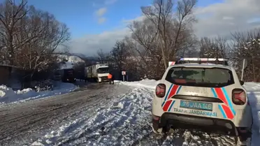 TIR'ın yol dışına çıkarılması çalışması