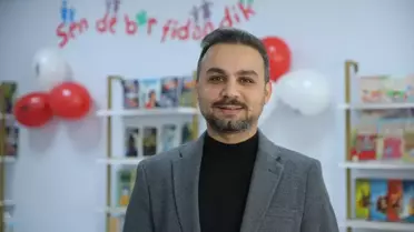 Kütüphane içindeki kitap rafları ve okuma köşeleri