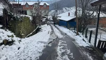 Heyelan sonrası çatlaklı evlerin fotoğrafı