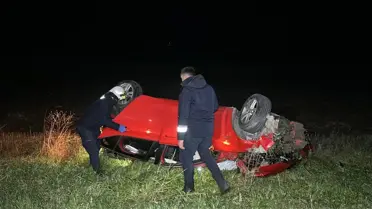 Kazanın meydana geldiği tarlada takla atan otomobil