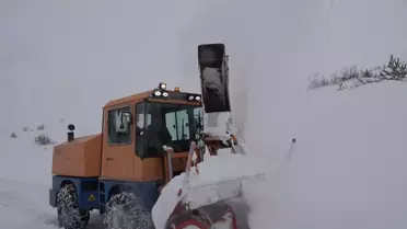 Kapalı köy yolu görüntüsü