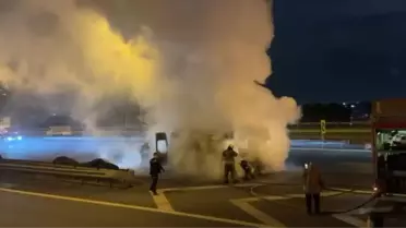 İtfaiye ekiplerinin panelvan yangını söndürme çalışması