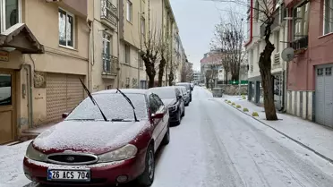 Karla kaplı Eskişehir caddesi