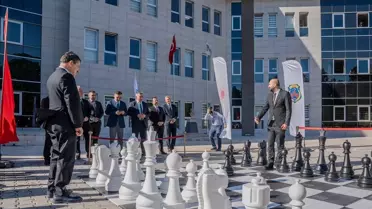 Satranç turnuvası sahası ve yarışmacılar