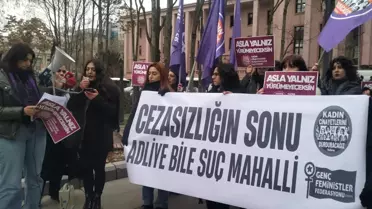 Protestoya katılan kadınlar ve savcı
