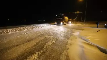 Kars'ta kar nedeniyle yavaşlayan trafik