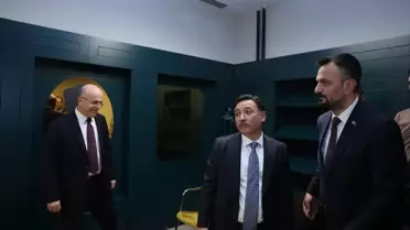 Kütüphane içinde kitap rafları ve okuma alanı