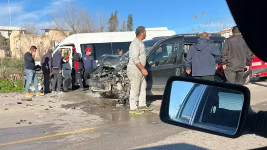 Kaza sonrası hasar gören minibüs ve ticari araç