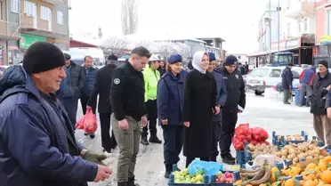 Kaymakam Safiye Orhan pazar esnafı ile bir arada