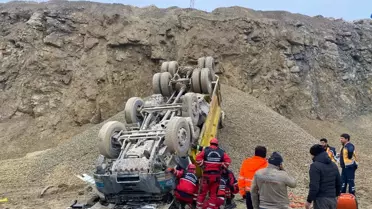 Devrilen kamyonun olay yerindeki görüntüsü