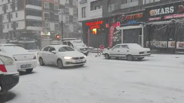 Van’da karla kaplı köy yolları